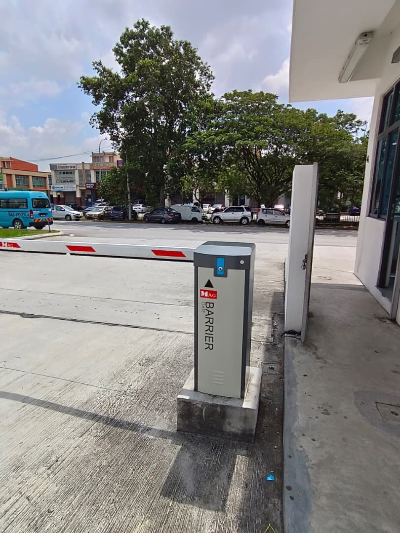 MAG barrier gate at a commercial entrance